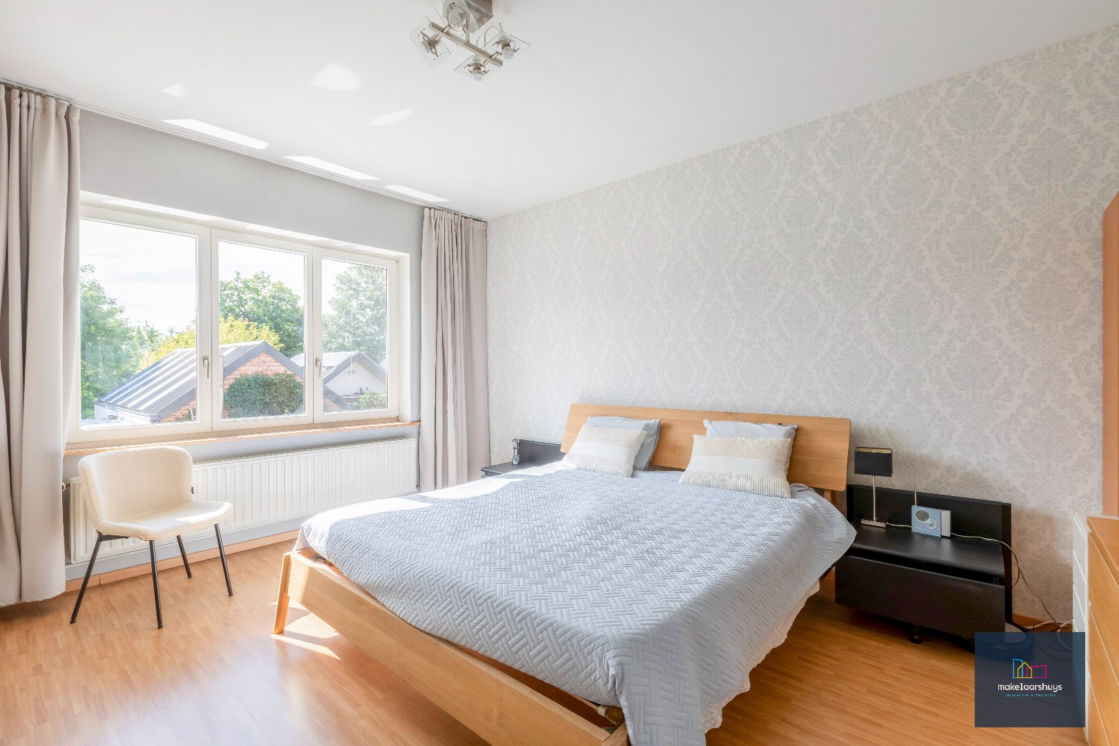 VERKOCHT ! Instapklare energiezuinige handelswoning met tuin en garage 