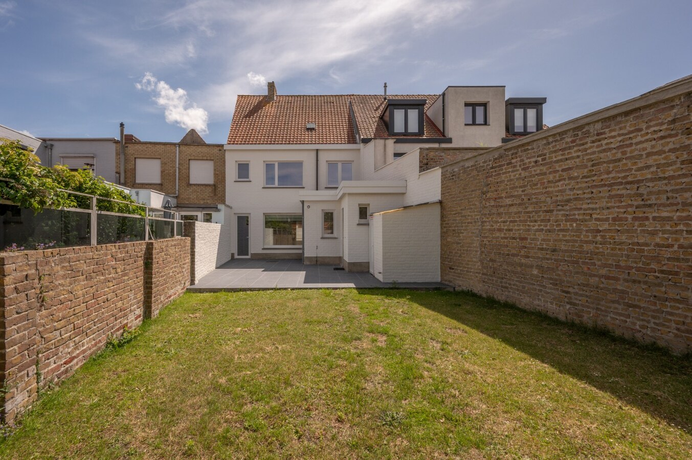 Brede gezinswoning met garage, privé staanplaats en zonnige stadstuin in Oud-Knokke. 