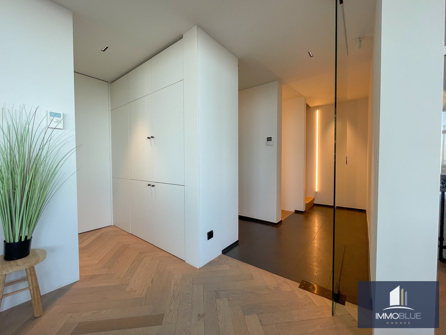 Uitzonderlijk, luxueus afgewerkt hoekappartement met frontaal zeezicht. 