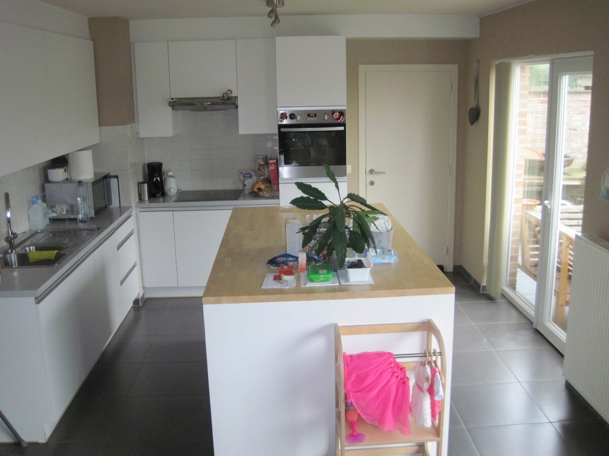 Aangename gezinswoning (Half Open Bebouwing). 