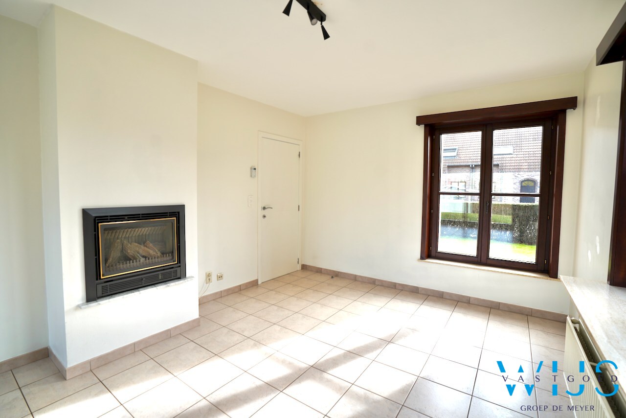 Instapklaar woonhuis in woonwijk te Eeklo! 