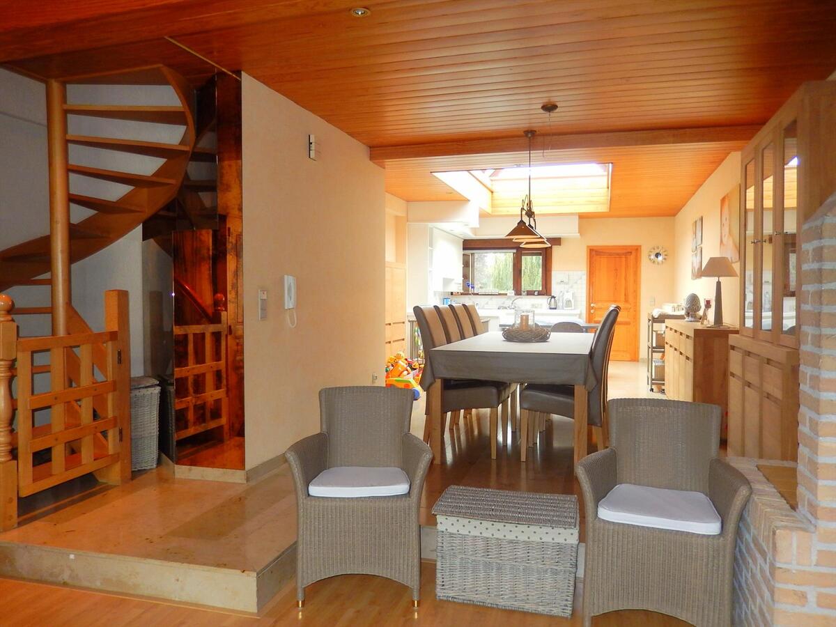 Woning met polyvalente handelsruimte te Jabbeke 