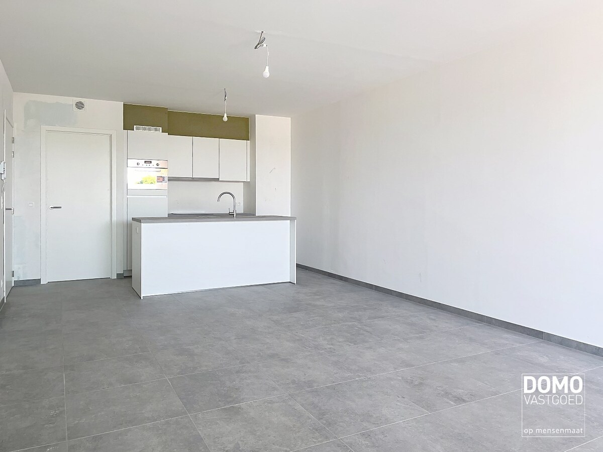 VOLLEDIG AFGEWERKT NIEUWBOUWAPPARTEMENT MET 2 SLAAPKAMERS, TERRAS, ONDERGRONDSE AUTOSTANDPLAATS EN KELDERBERGING IN RESIDENTIE "DE KWINT" TE ZONHOVEN 