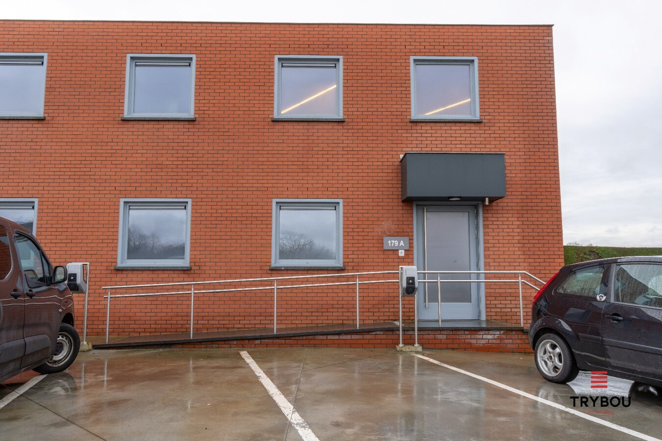 Groot kantoorgebouw op toplocatie te Ieper 