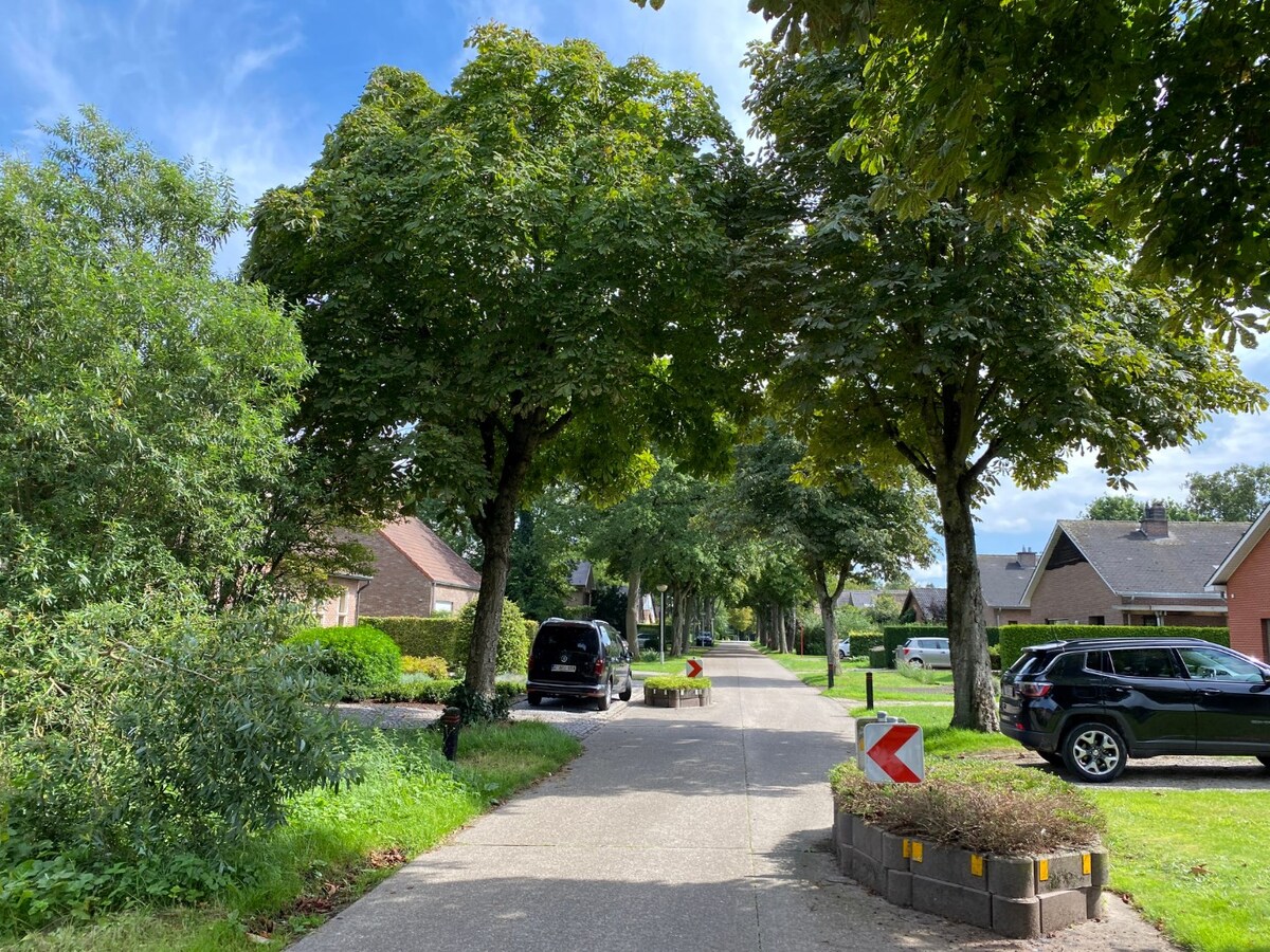 Bouwgrond van 898 m² in Bloemenwijk te Zoersel. 