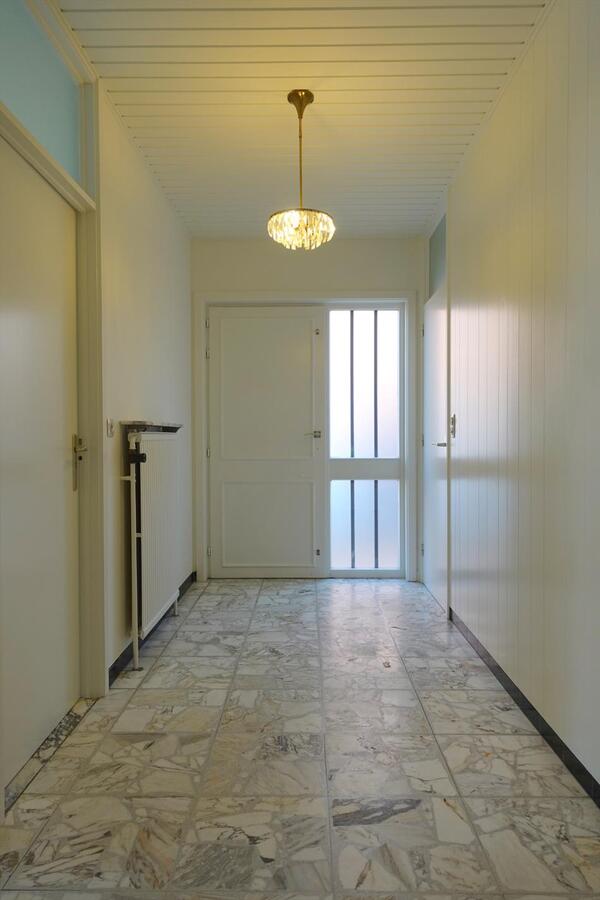 Ruime halfopen bungalow met zongerichte tuin 