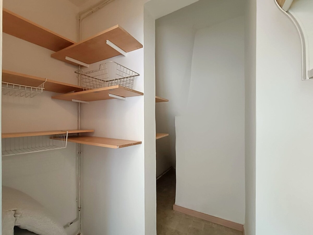 Lichtrijk 2-slaapkamerappartement met terras, garage en extra staanplaats in het centrum van Heist 