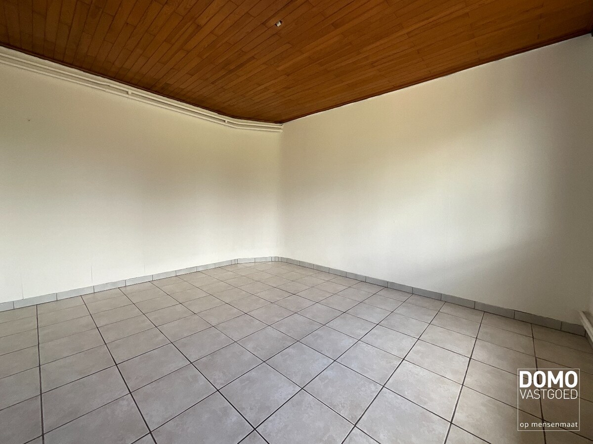 WONING MET GARAGE EN 1 SLAAPKAMER TE KERMT 