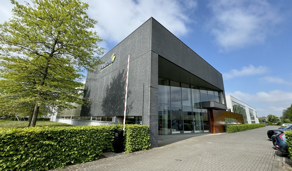 Bedrijfsgebouw met buitenopslag te huur vlakbij E17 in Zwijndrecht