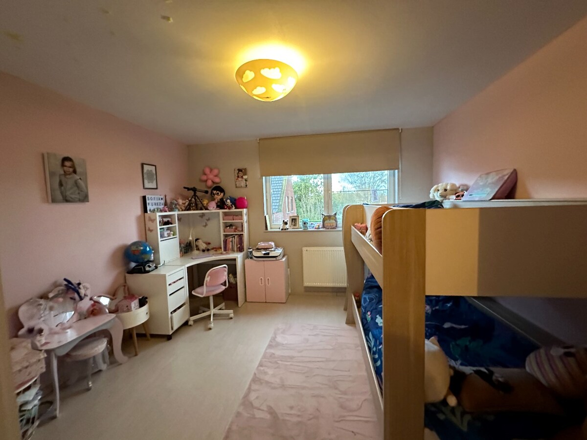 Ruime halfopen woning op het einde van doodlopende straat 