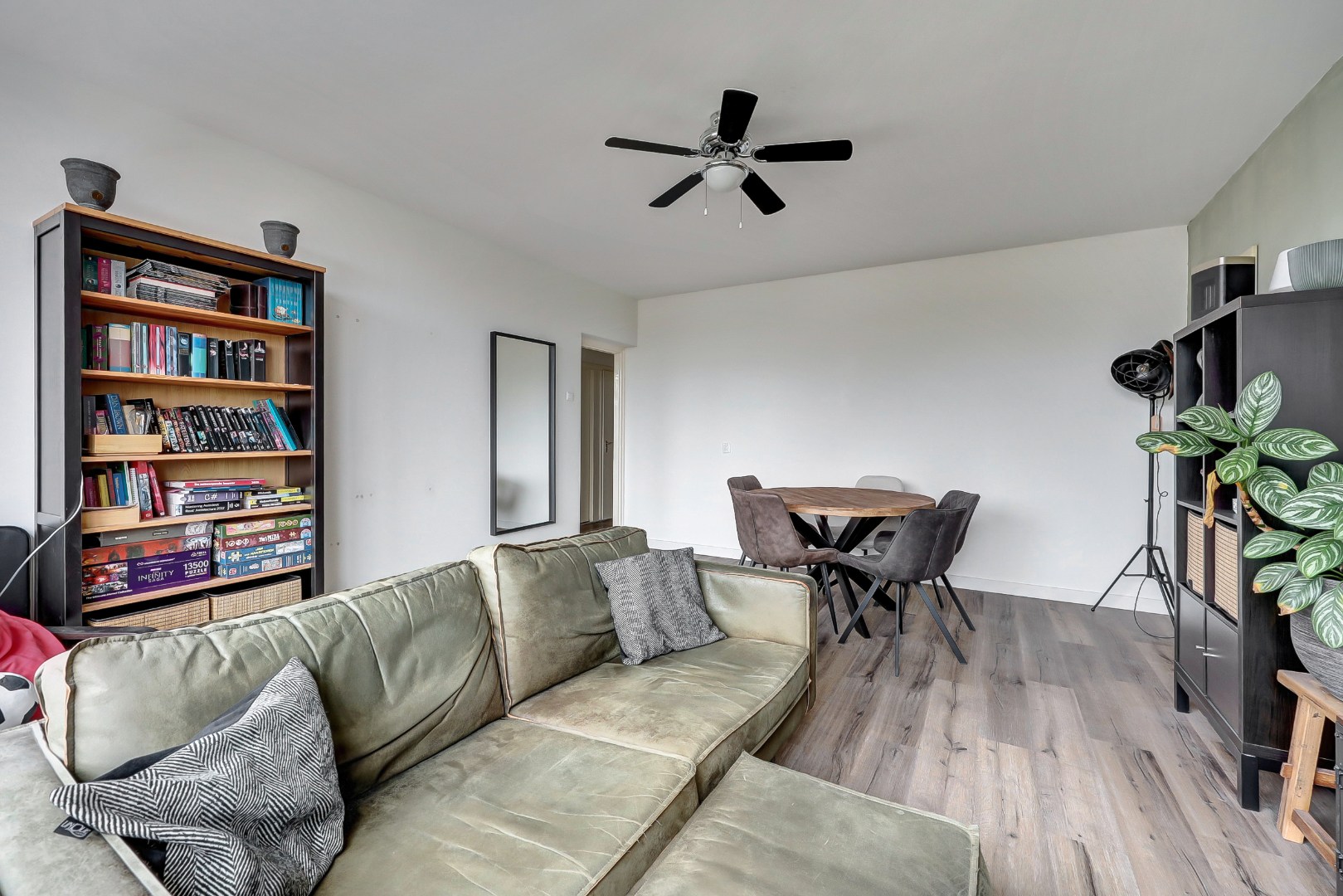 Instapklaar 2-kamer appartement op de 6e verdieping met moderne keuken en badkamer, balkon, berging in de onderbouw en gelegen op eigen grond. 