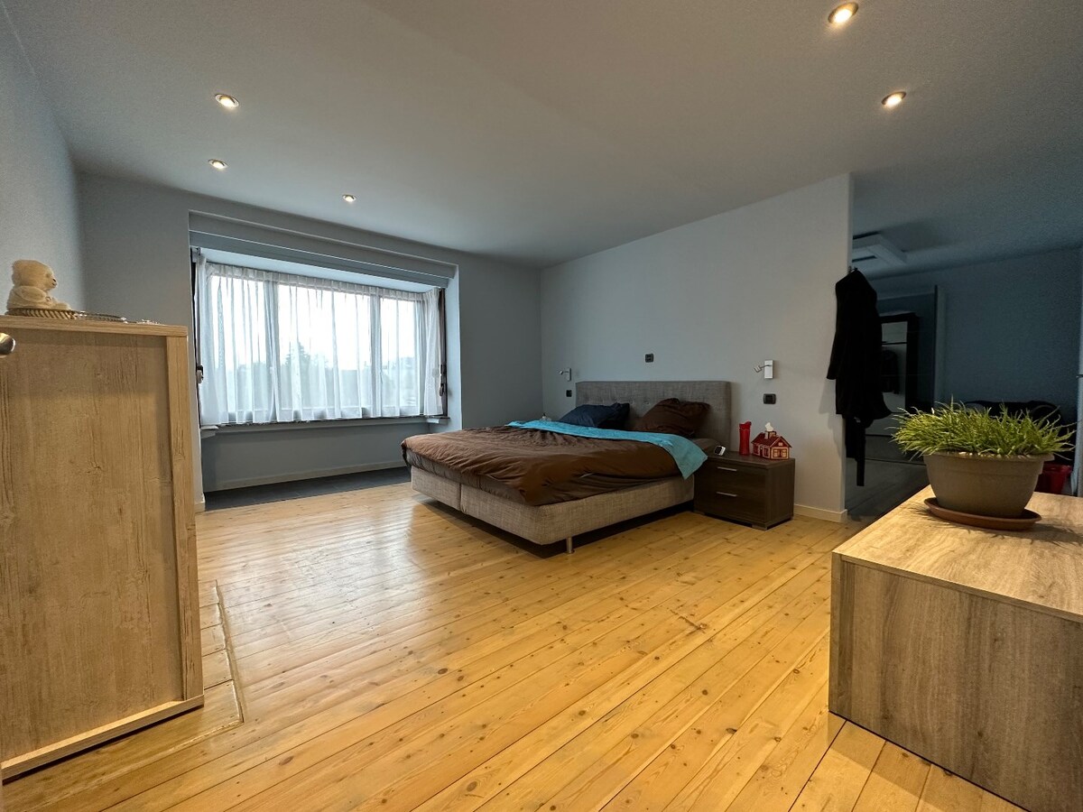 Ruime woning met 5 slaapkamers te Zwevezele 