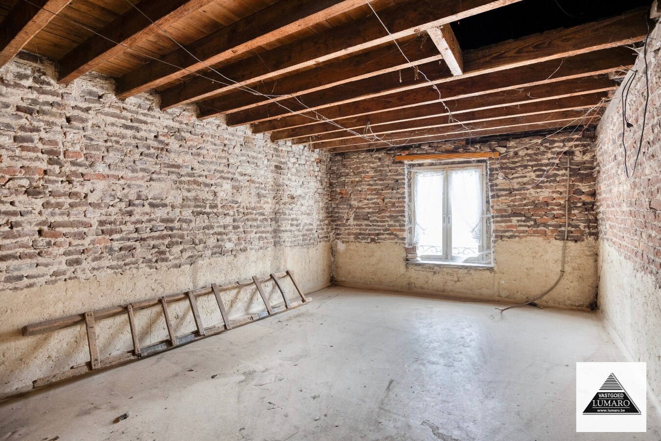 Te renoveren pand met woonst met pitoreske  voorgevel. "Önger de Poart". 