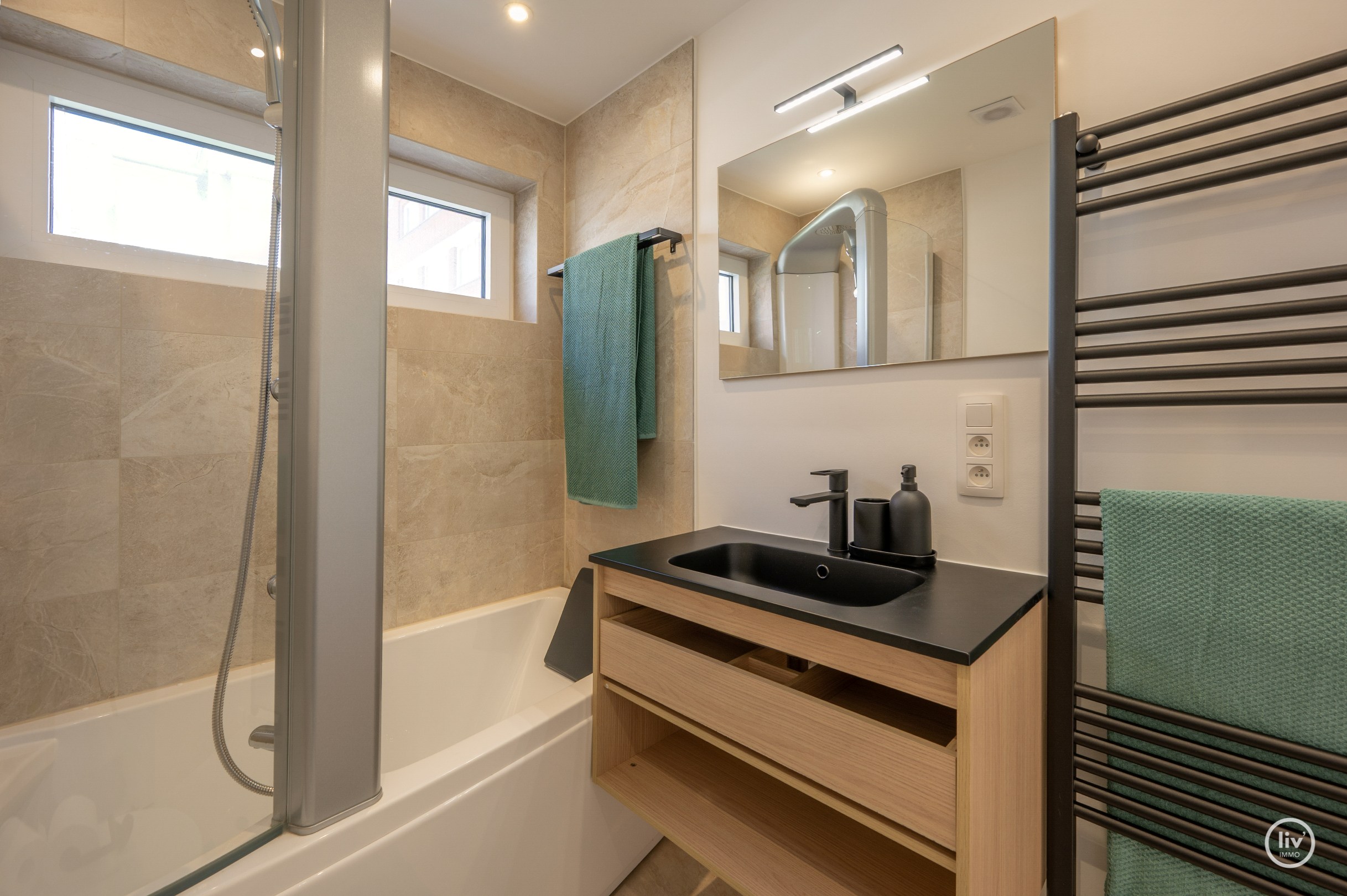 Zuidgericht hoekappartement met open zichten, gelegen in een charmante villaresidentie op wandelafstand van de Zeedijk van Duinbergen. 