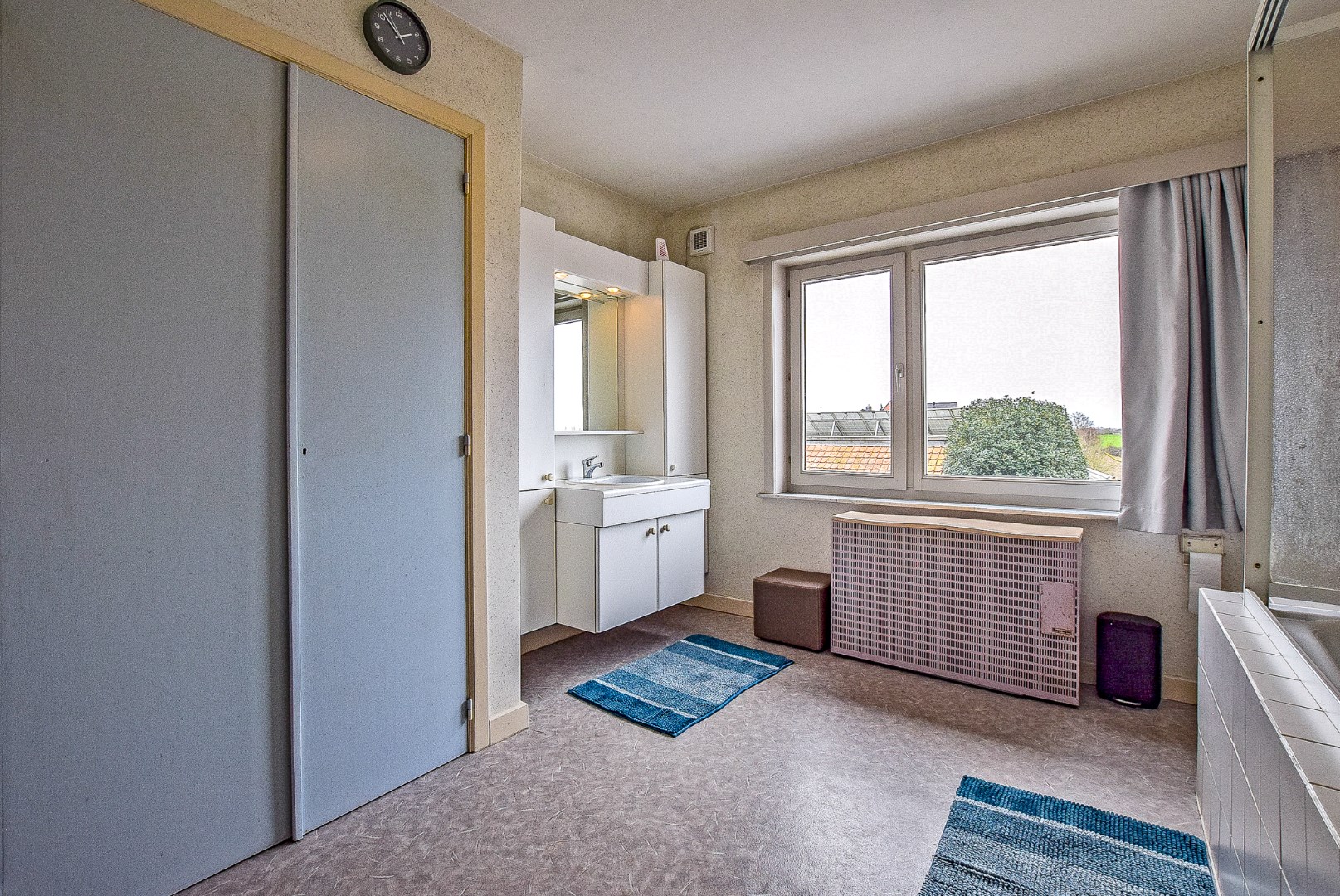 Ruime woning met prachtige verzichten, 5 slaapkamers en dubbele garage. 