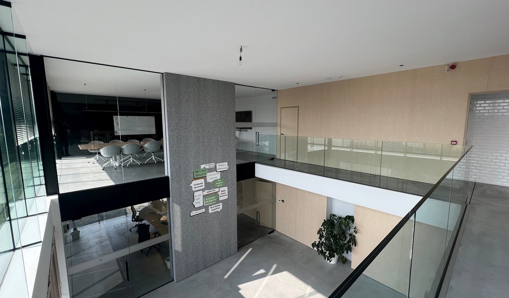 Recent bedrijfsgebouw met prachtige kantoren te huur in Lokeren