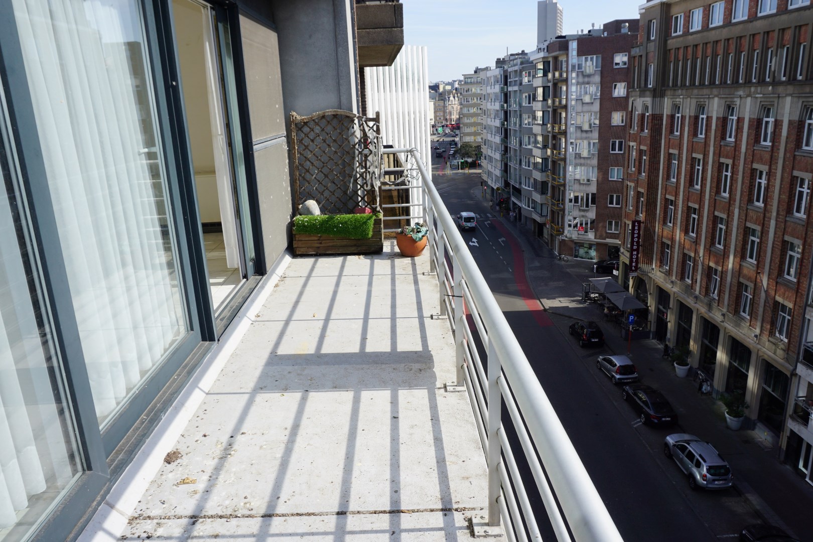 APPARTEMENT SPACIEUX AVEC TERRASSE DANS LE CENTRE D'OSTENDE 