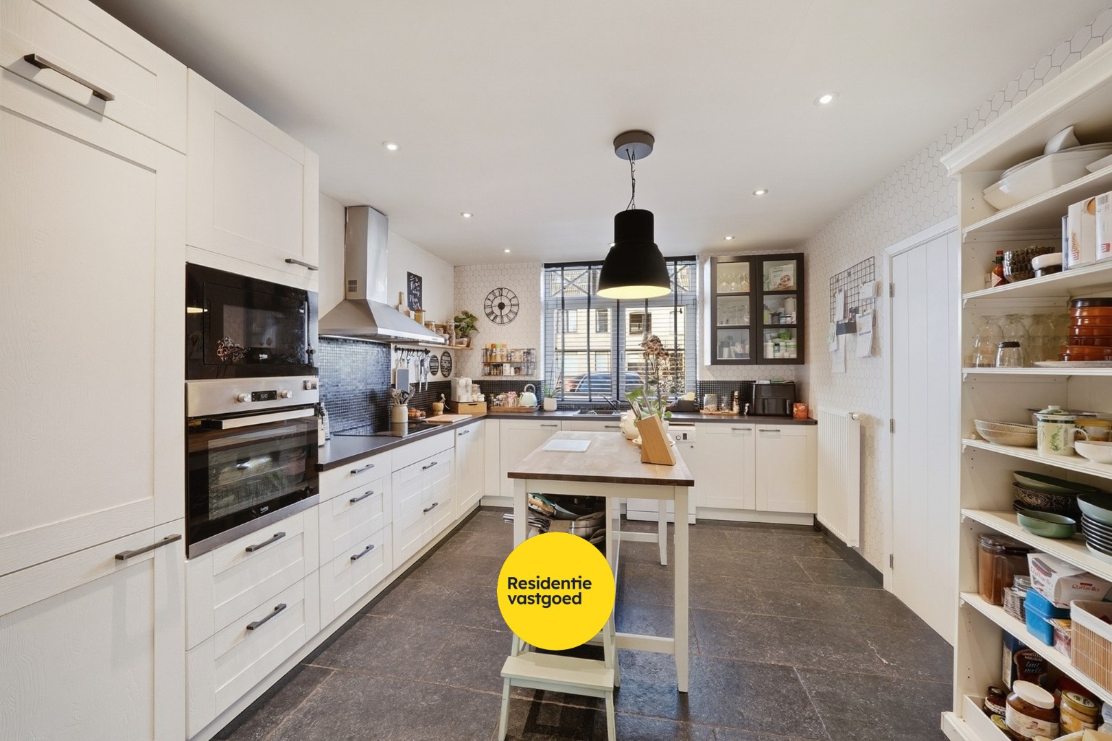 Instapklare gezinswoning met 4 slaapkamers en zonnige tuin in Bredene 