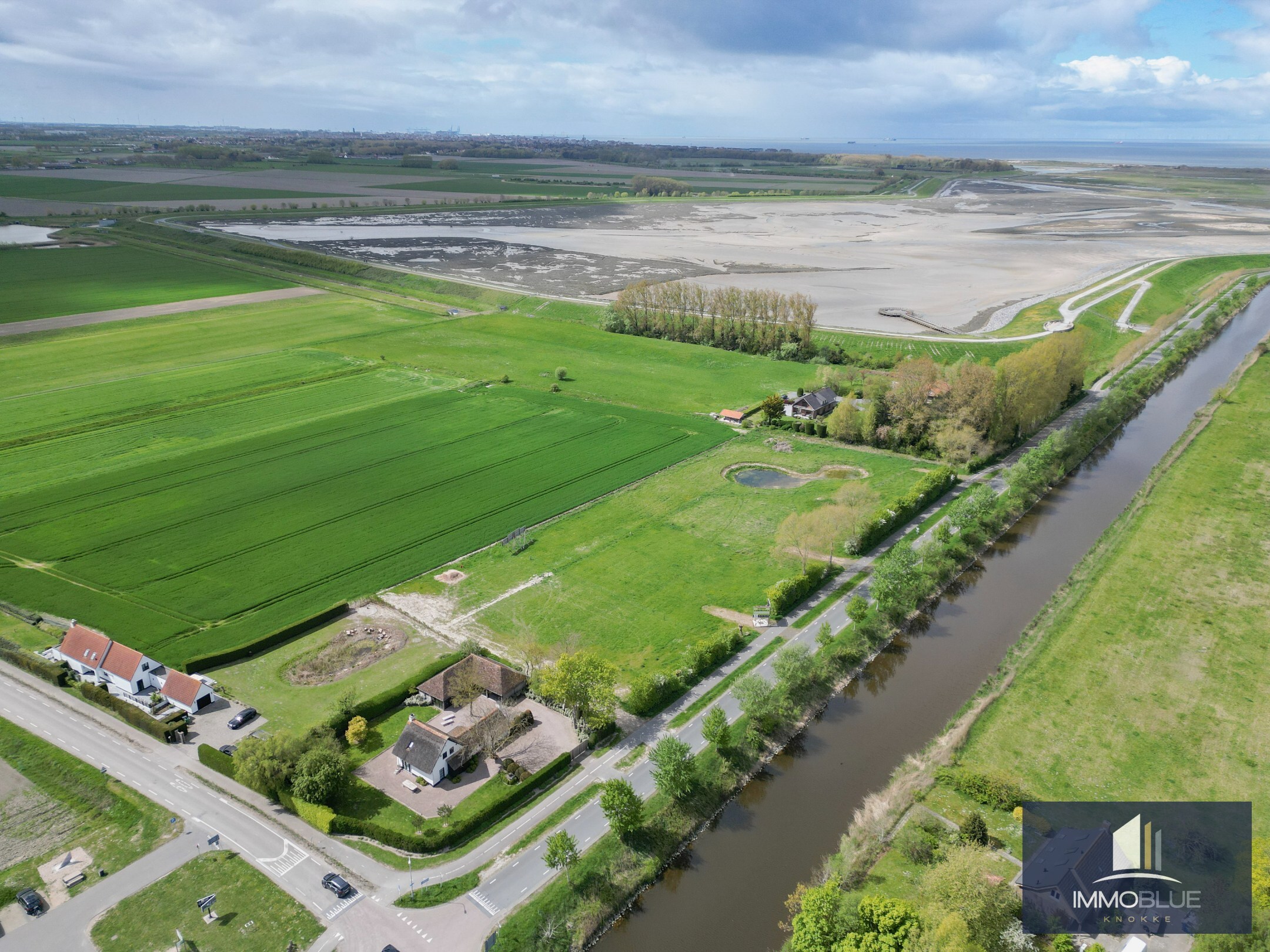 Exclusieve bouwgrond met open zicht gelegen aan het Zwin met goedgekeurde bouwplannen. 