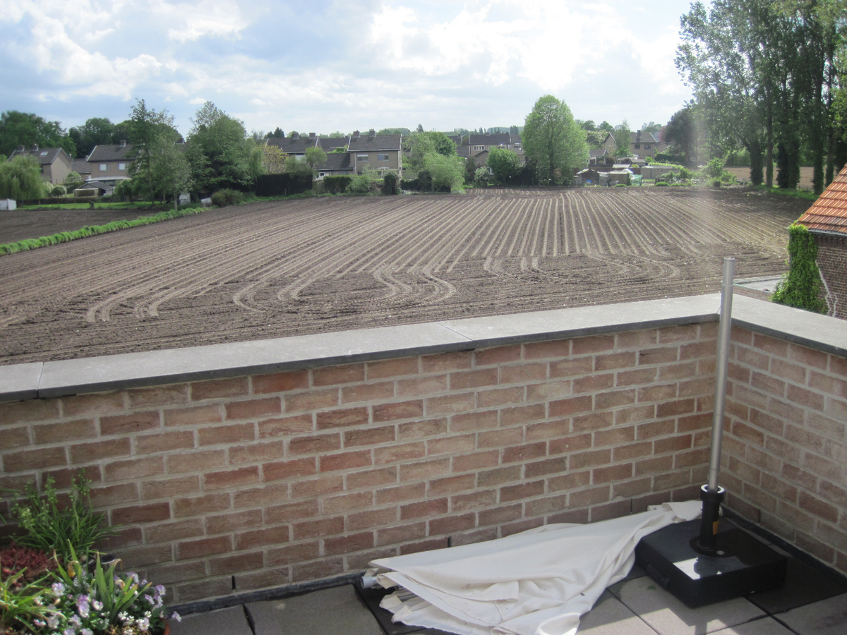 Bijzonder ruim 1-slp-appartement. Met terras. Met garage. 