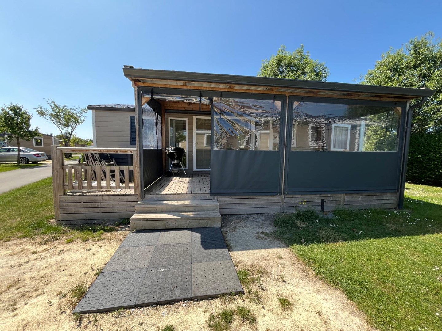 T.A. Makelaardij biedt aan – Chalet JD12-: Op een schitterende locatie in een goed verzorgd recreatiepark aan de kust van Walcheren bieden wij dit leuke chalet aan. 