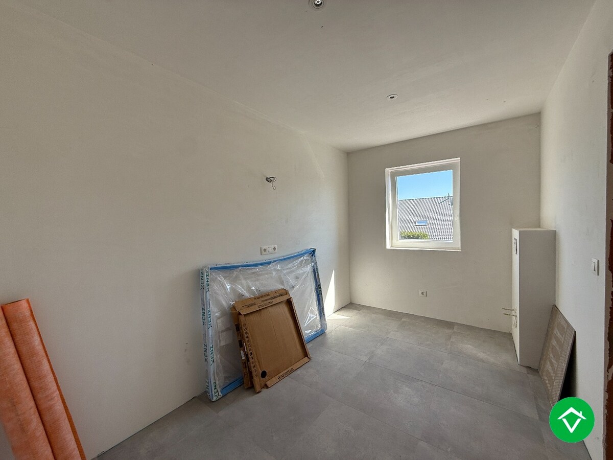 Centraal gelegen nieuwbouwwoning met 3 slaapkamers, tuin en overdekte autostaanplaats 