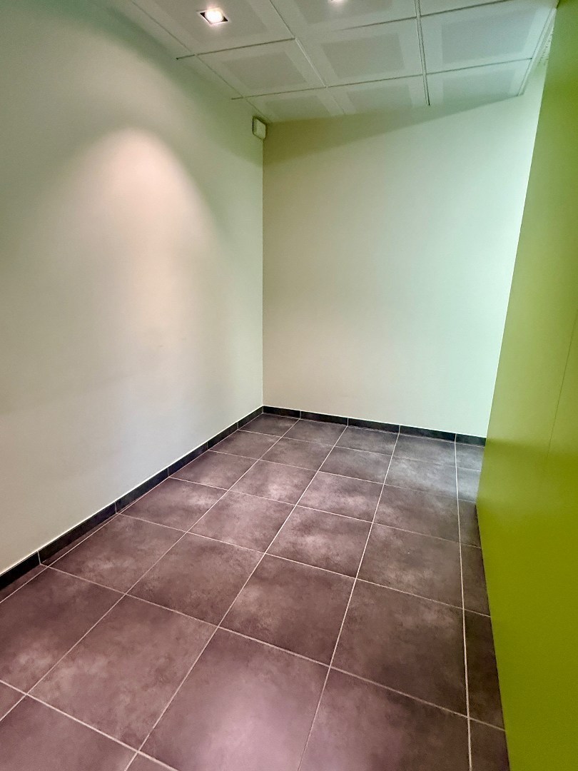 Modern handelpand/kantoor in centrum Oostakker (Gent) 