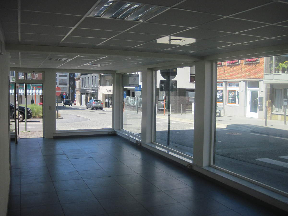 Gelijkvloers pand op top-ligging. Mogelijkheden als winkel of kantoor. 