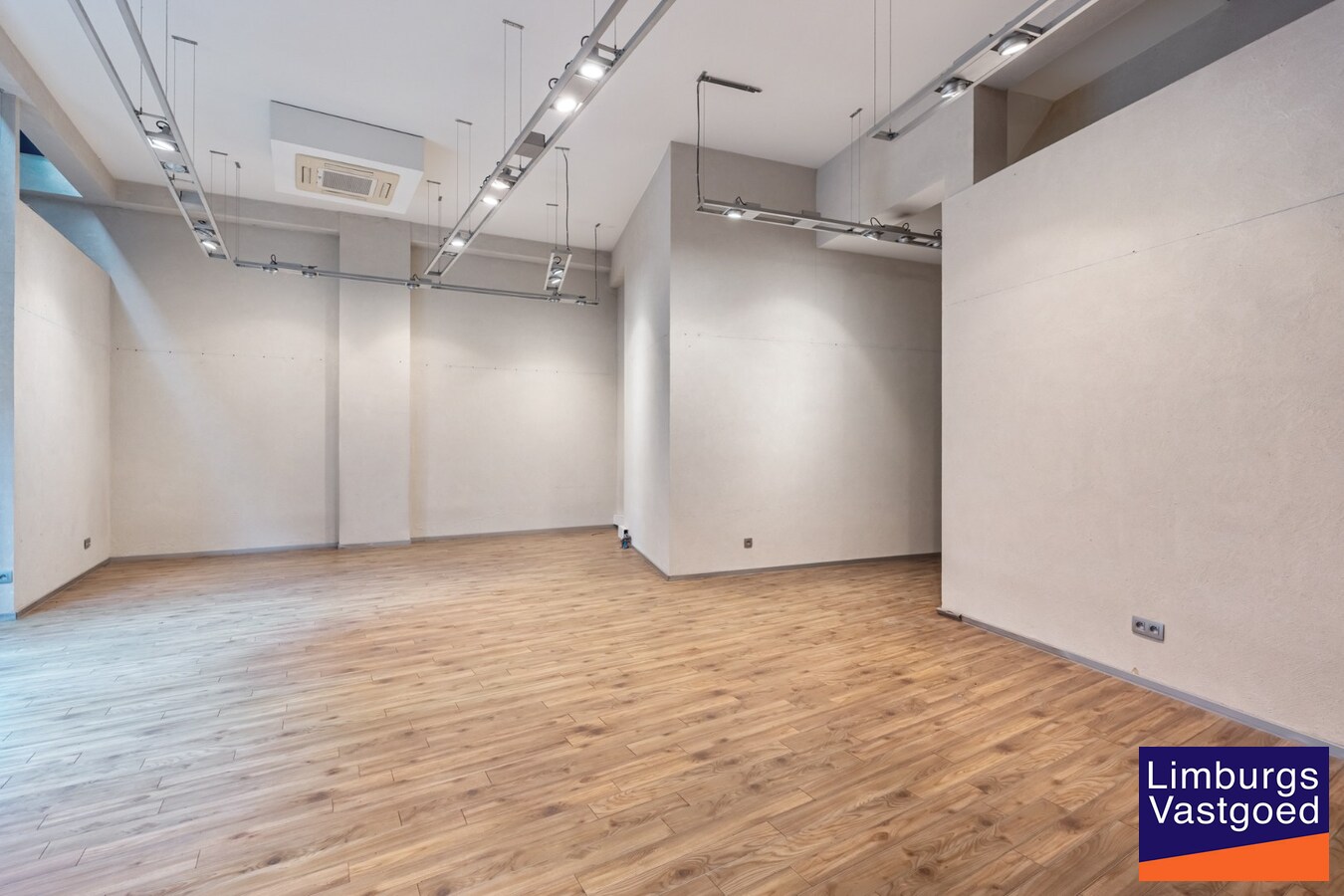 Handelspand, 150m², met 1-slaapkamerappartement op topligging in het centrum 