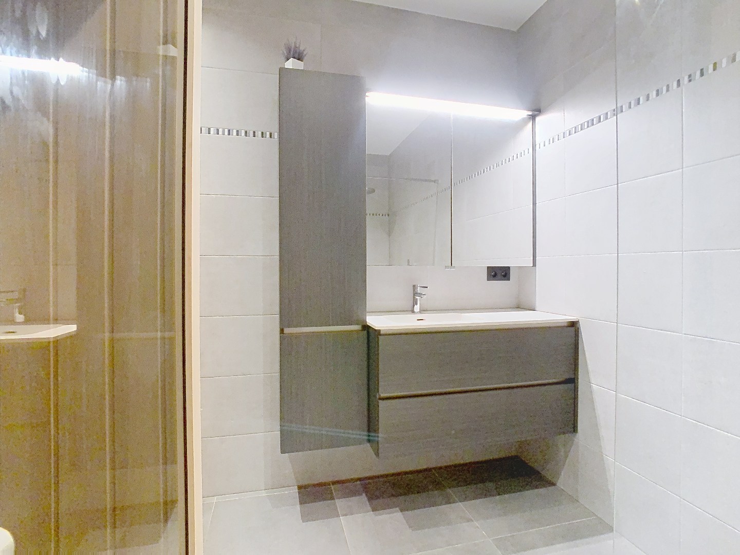 Recent gelijkvloers appartement met tuin, 2 slaapkamers en dressing 