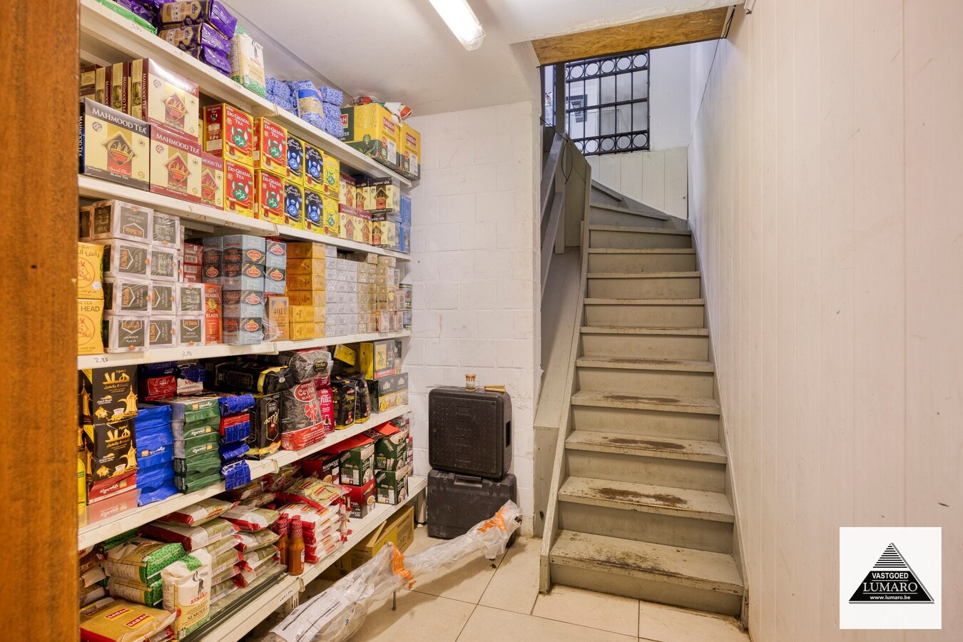 Handelsruimte 87 m² met opslag 64 m² en inpandige garage. 