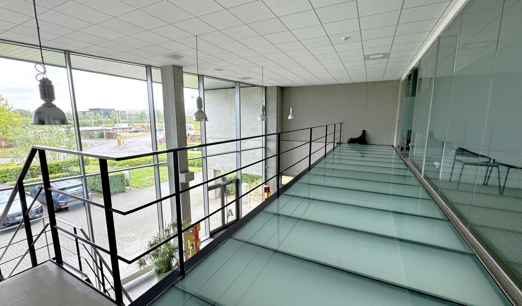 Bedrijfsgebouw met buitenopslag te huur vlakbij E17 in Zwijndrecht