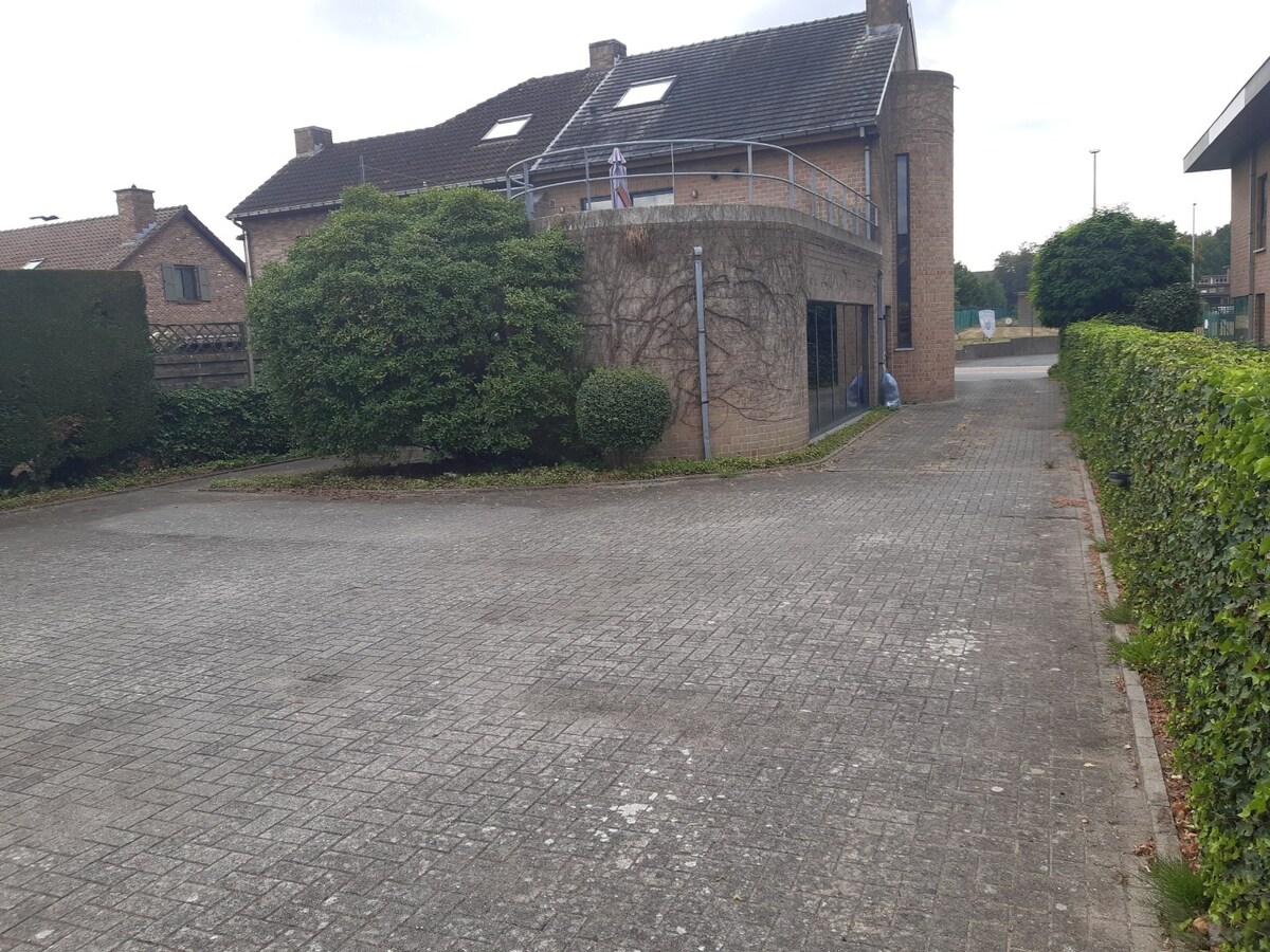 Ruim en instapklaar kantoor met parking; 