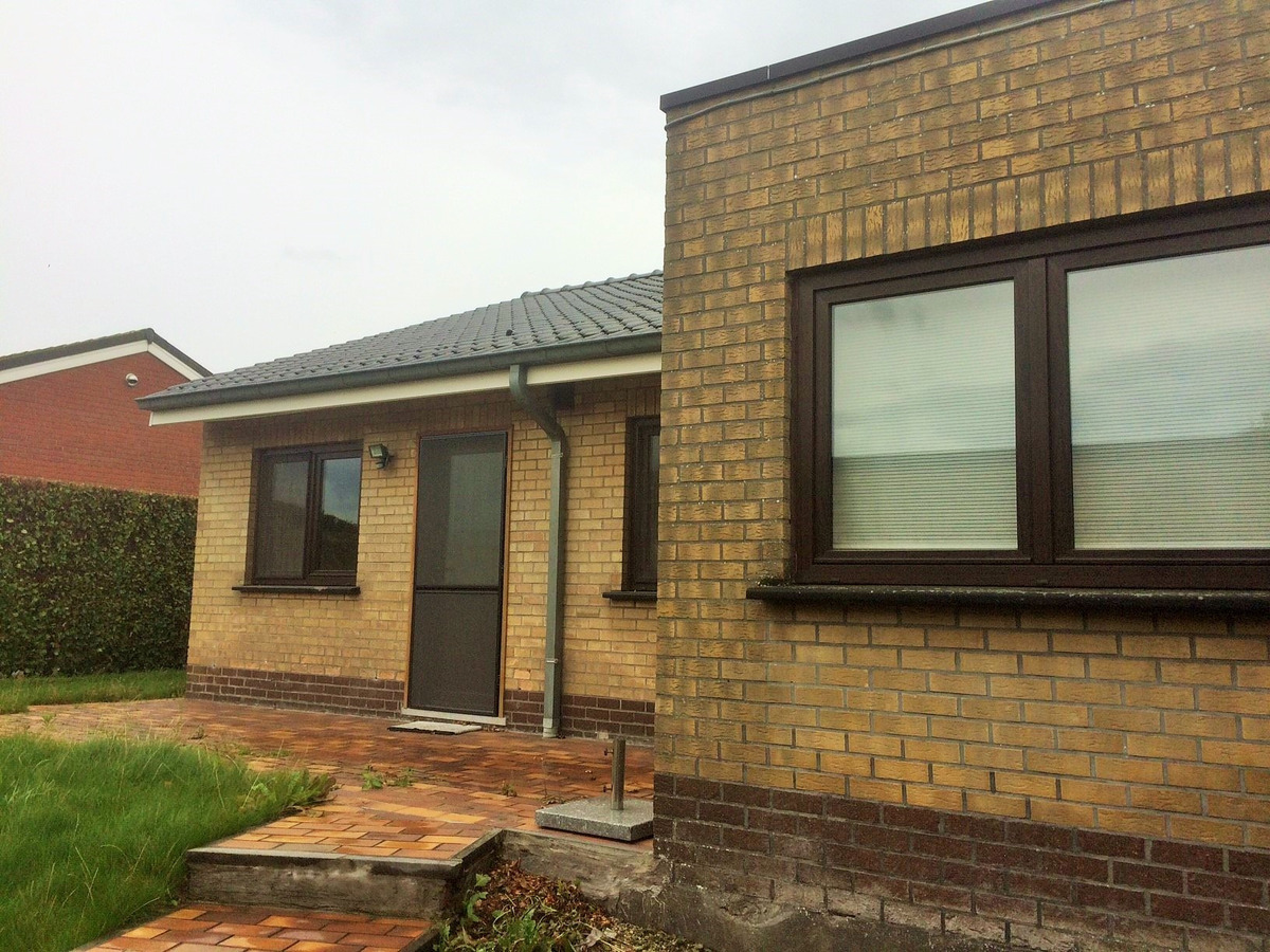 Rustig gelegen gelijkvloerse halfopen woning met 2 slpk's + dubbele garage 