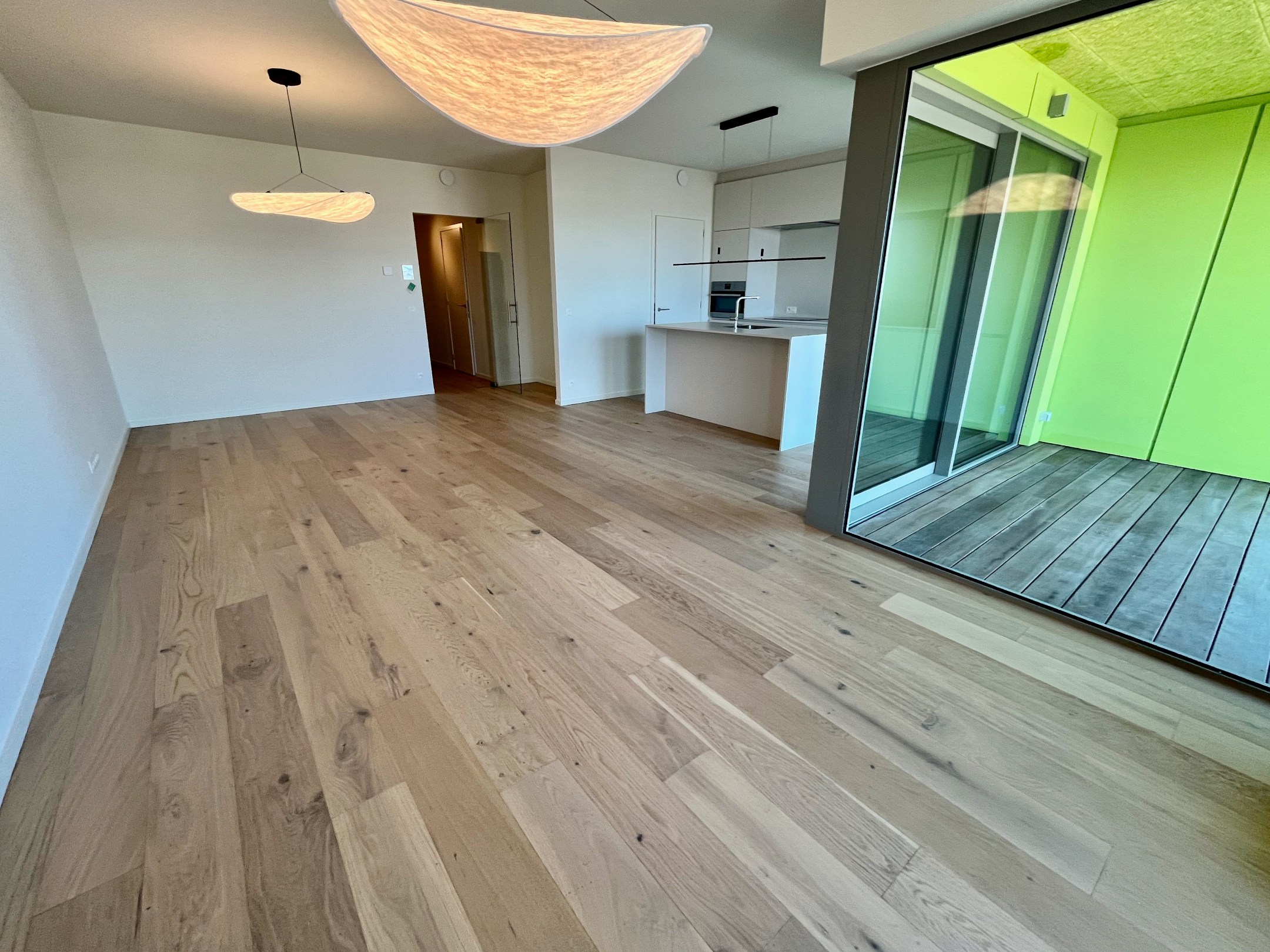 Non meublé : Appartement de 2 pièces idéalement situé à la Résidence Hoos avec vue latérale sur la mer. 