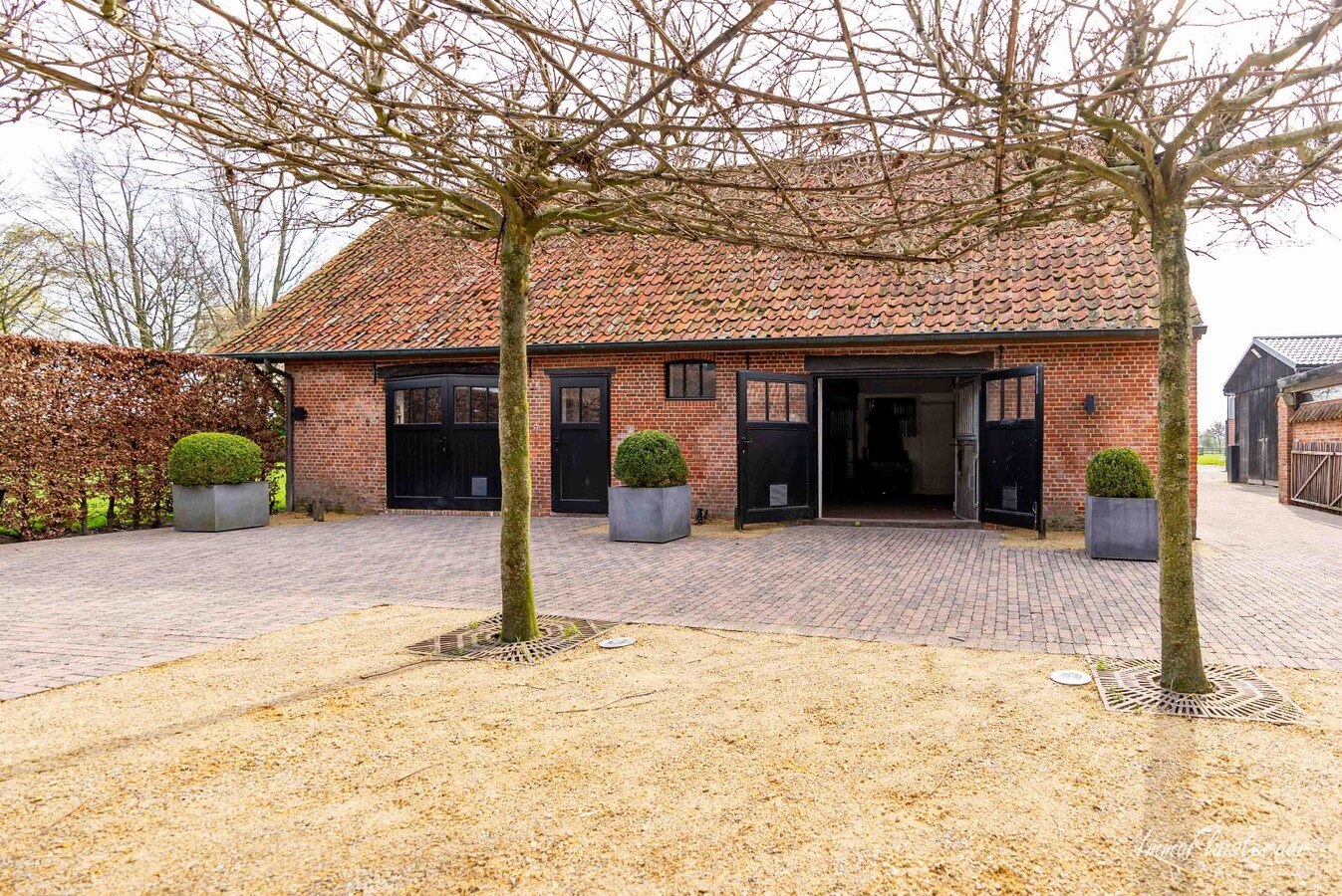 Exclusief landhuis met hippische accommodatie en binnenpiste op ca. 1,8 ha in Wuustwezel (Mogelijkheid tot aankoop van ca. 6 ha aangrenzend weiland) 