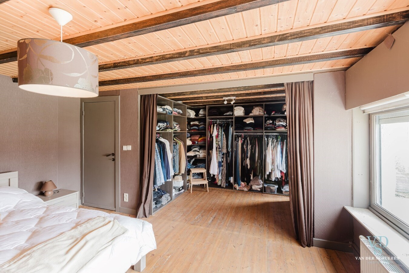 Ruime woning met atelier / garage. 