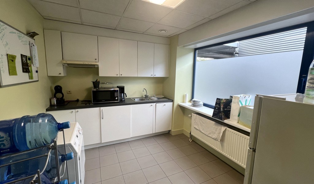 Magazijn met kantoren te huur in Merelbeke-Melle