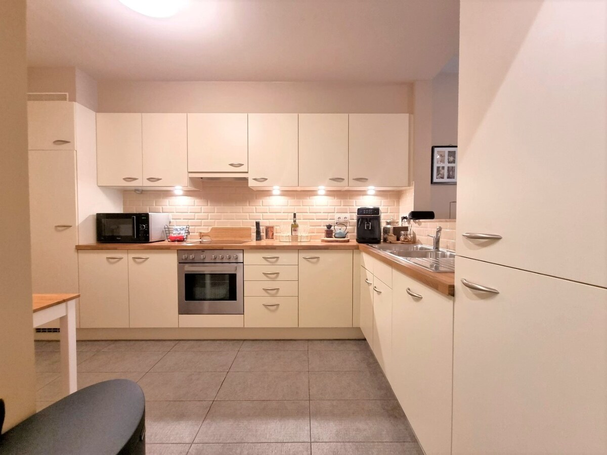 Centraal gelegen gelijkvloers appartement met twee slaapkamers en stadskoer 