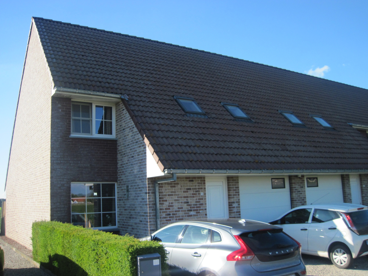 Degelijke woning met terras, tuintje én inpandige garage. 