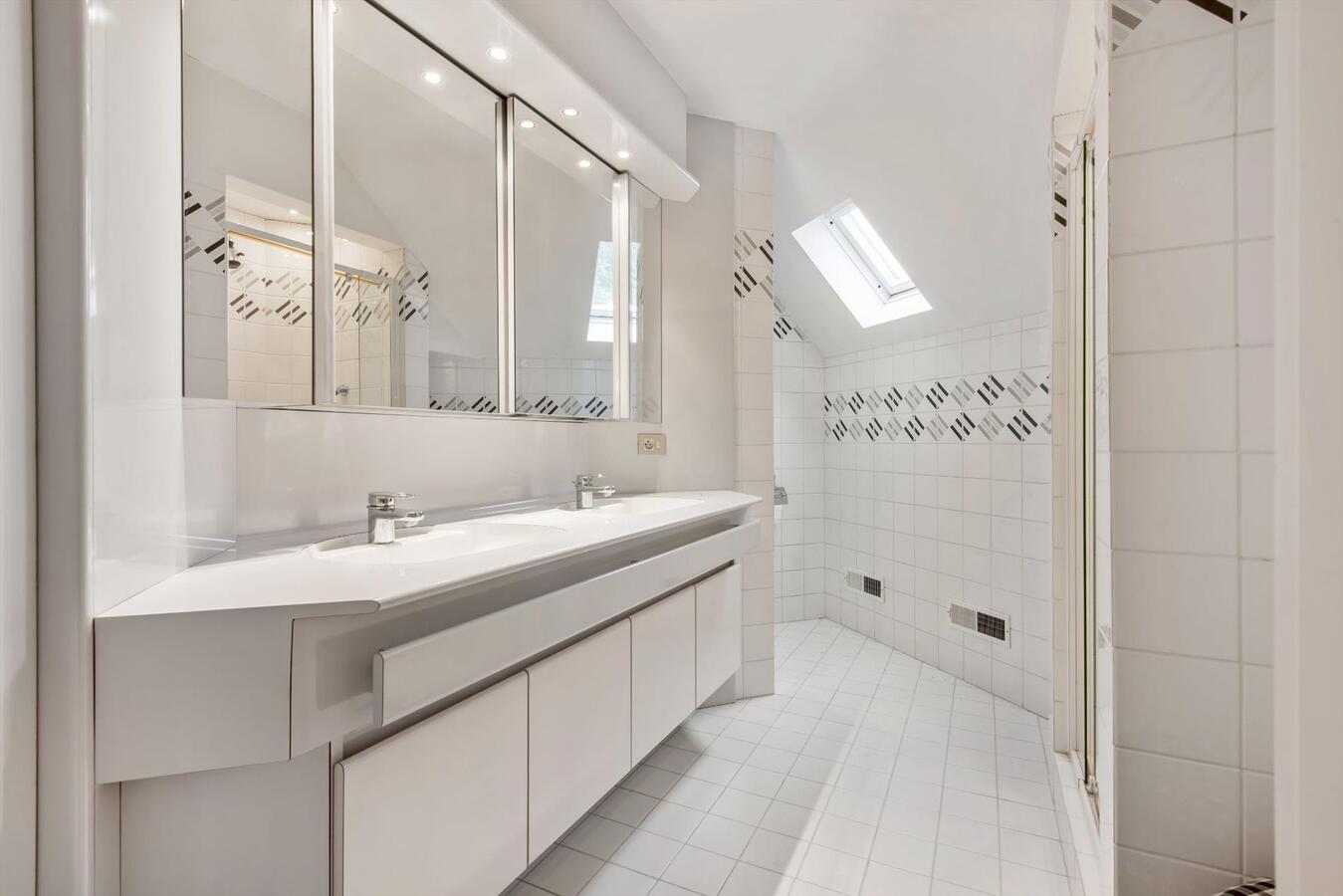 Luxueuze villa met loods (600m²) op terrein van 2100 m² 