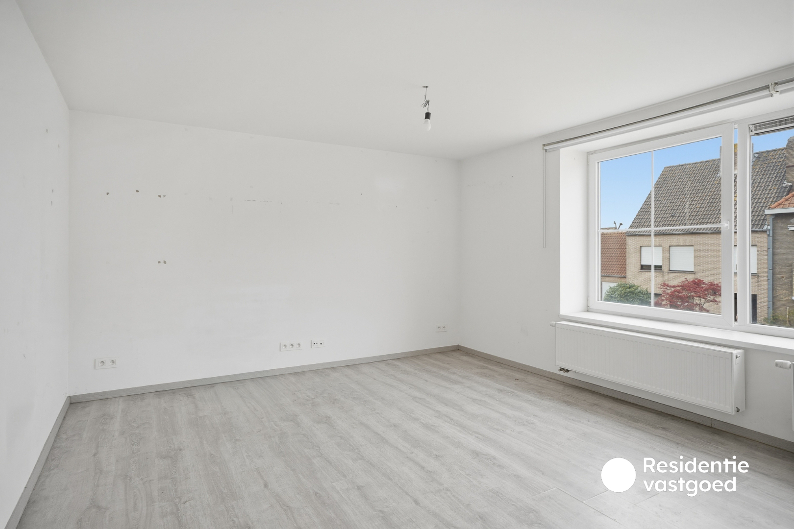 Handelsruimte met woonentiteit en parkeerplaats 