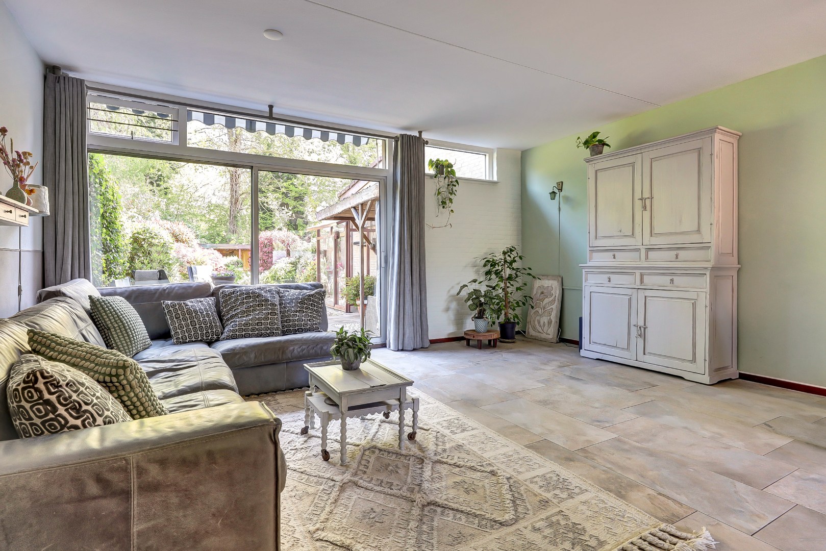 Goed onderhouden geschakelde  5-kamer woning, instapklaar, parkeerplaats, berging, zonnige tuin en gelegen in de zeer kindvriendelijke wijk Ommoord. 