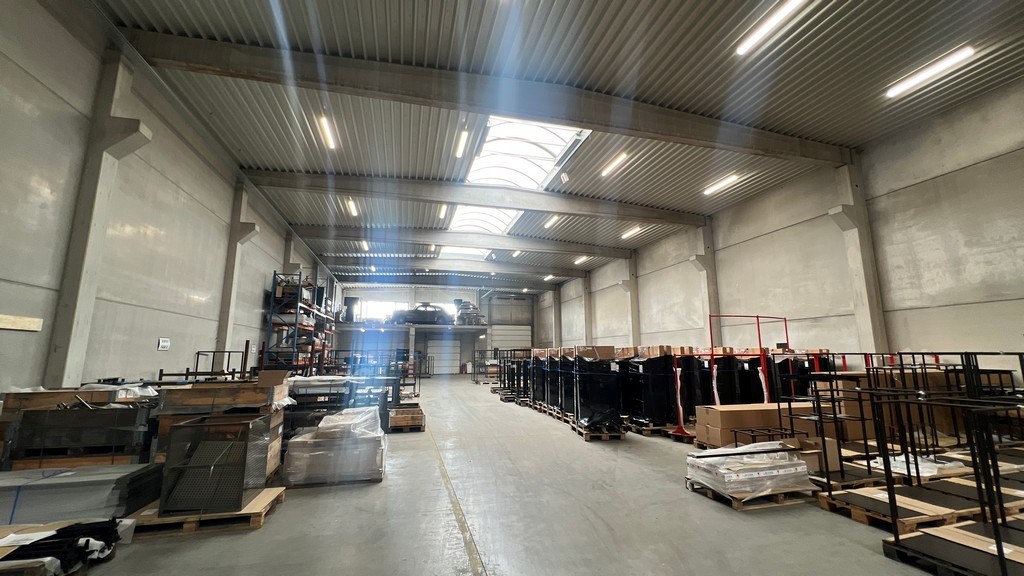 Magazijn met mezzanine te huur in Zele