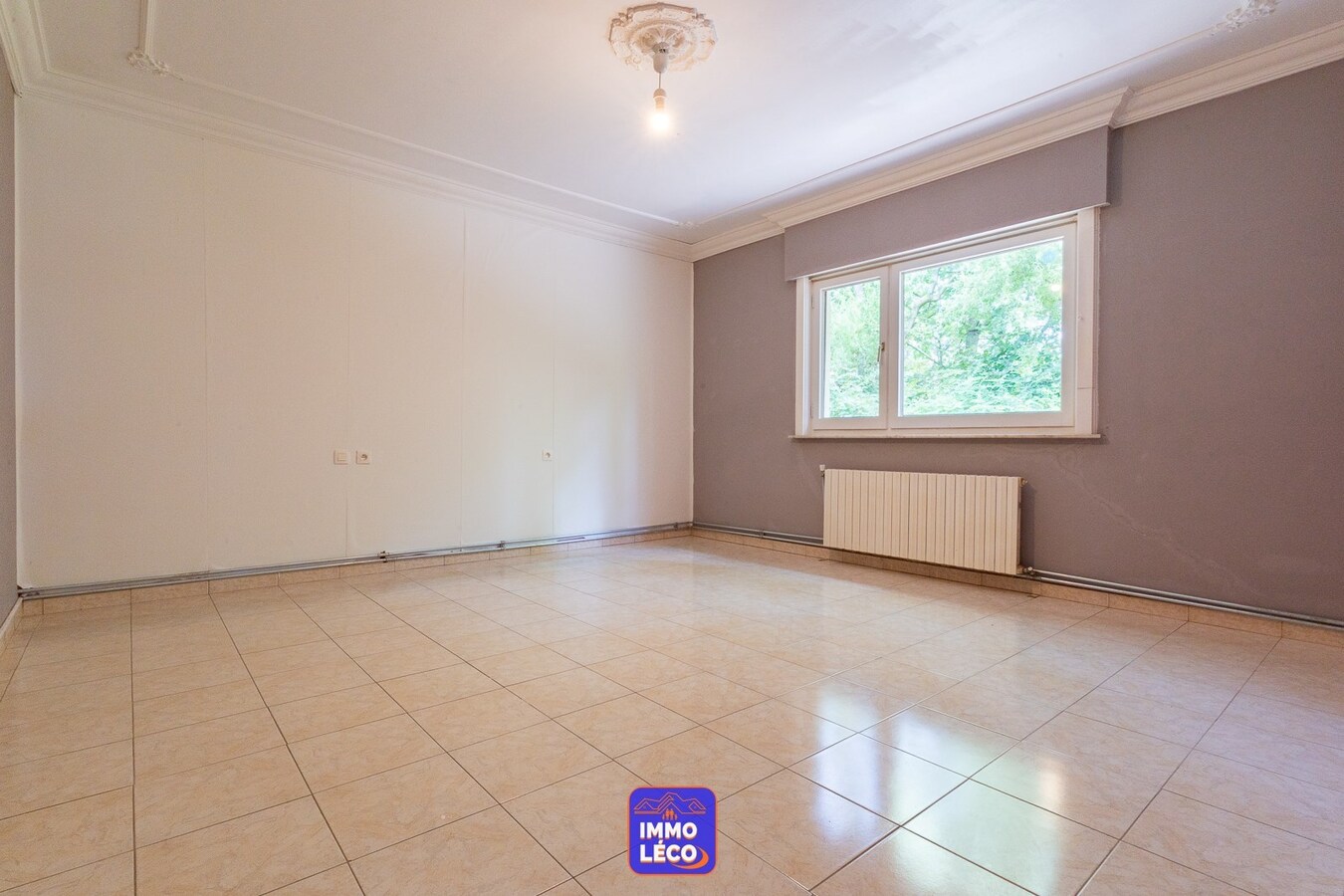 Villa "Semi Plain-Pied" érigée sur 2840m² avec grand étang, 2 garages &amp; parking privatif. 