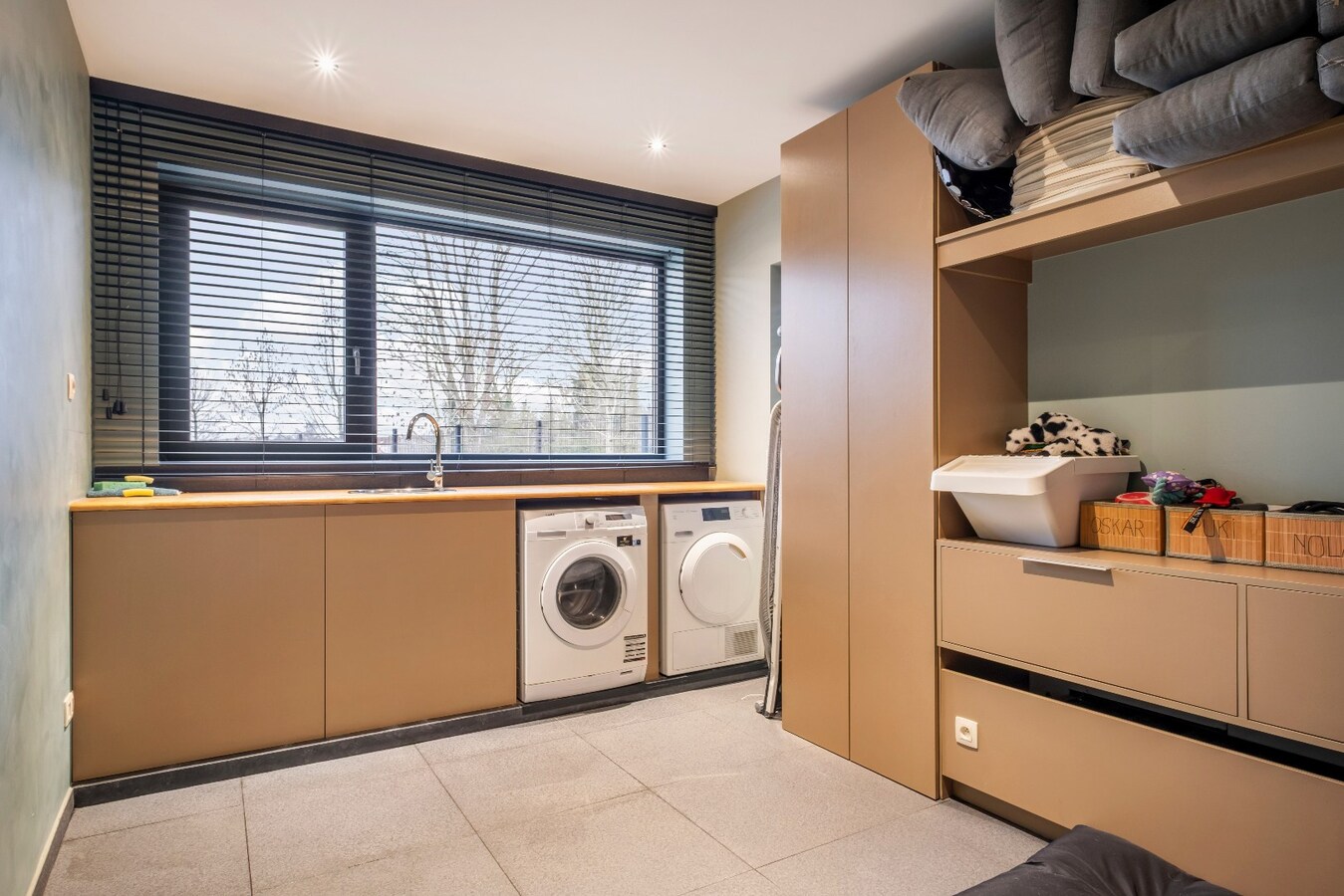 Uniek &amp; Instapklaar handelspand met woonst in Heule te koop ! 