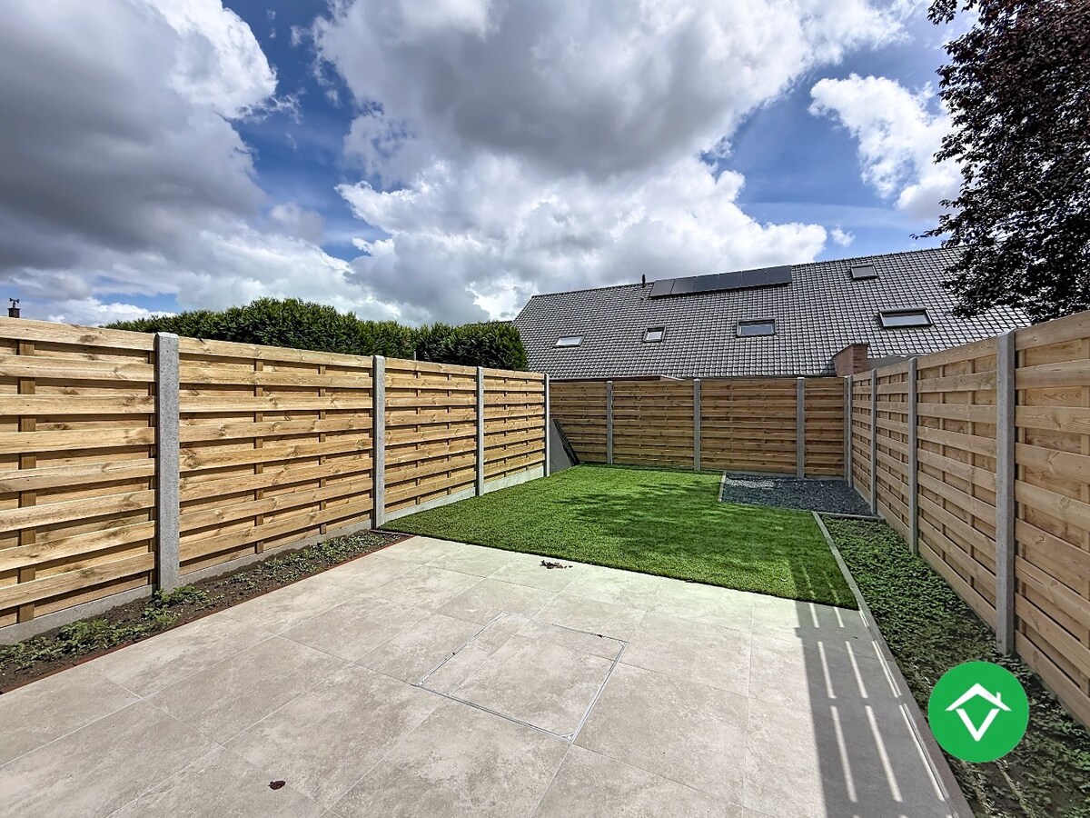 Centraal gelegen nieuwbouwwoning met 3 slaapkamers, tuin en overdekte autostaanplaats 