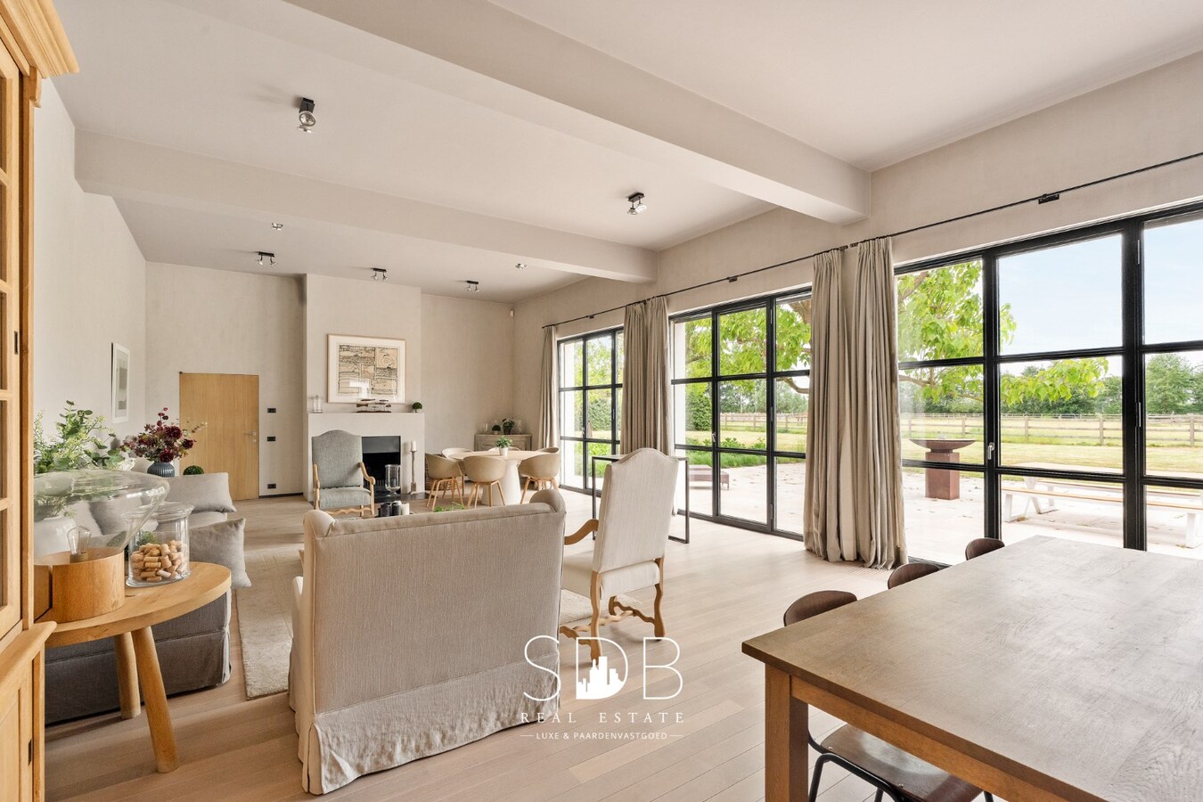 Prachtige villa met hippische accommodatie en graslanden +/-  23 ha 