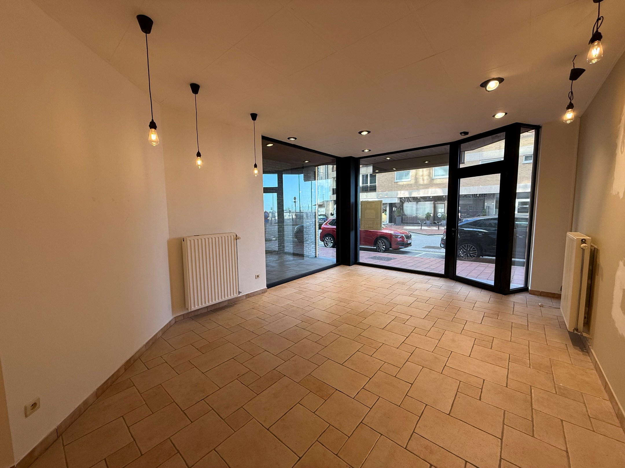 BOUTIQUE À LOUER À LA PLACE RUBENS - OPPORTUNITÉ UNIQUE 