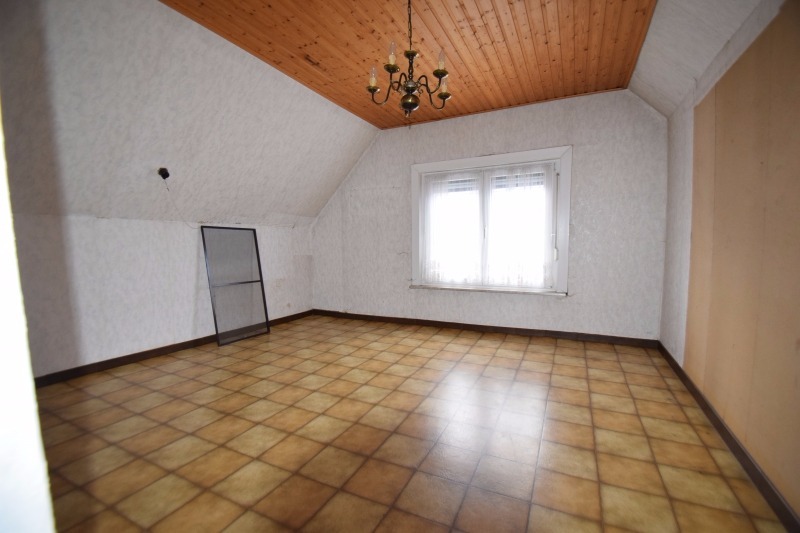 Grondig op te knappen woning met tuin, op toffe ligging. 